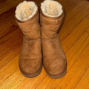 Chestnut classic Uggs size 5